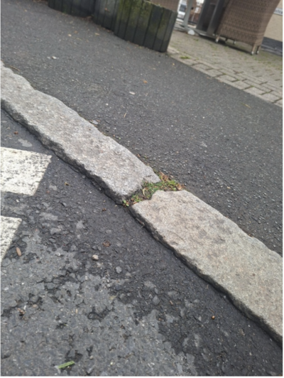 Bordsteinkante Bushaltestelle Hellerstr