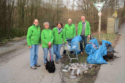 Gruppenfoto der fünf aktiven Grünen Mitglieder nach dem Einsammeln von Müll in der Bolmke